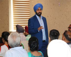 Mr. Bhavnoor Singh Bedi interacting with the candidates.
